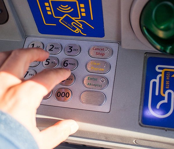 Z kont znikały pieniądze. Policja i bank badają ogólnopolski incydent-11519
