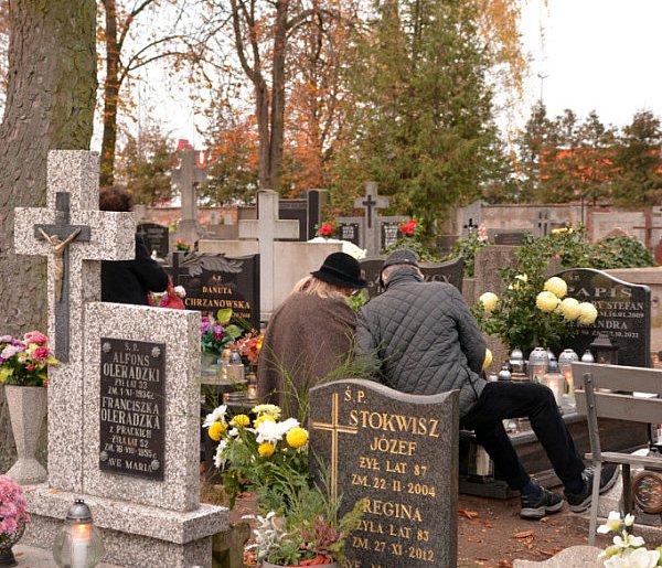 Savoir-vivre na 1 listopada. Jak się zachować podczas wizyty na cmentarzu?-11563