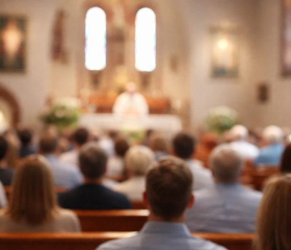 Ilu Polaków naprawdę chodzi do kościoła? Jedna statystyka szokuje-11835