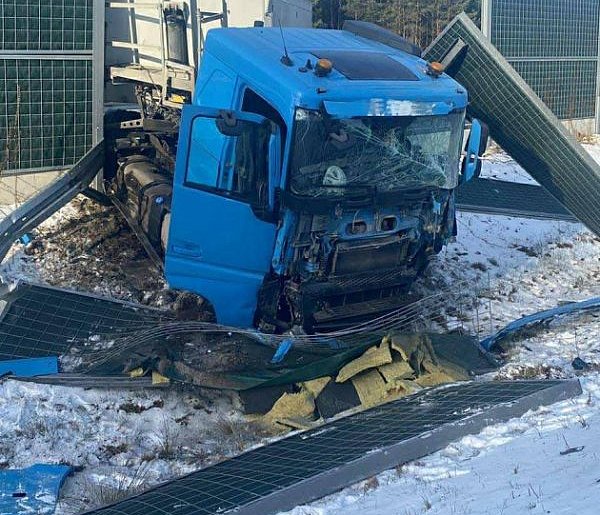 Ciężarówka wjechała w bariery. Kierowca cały-11905