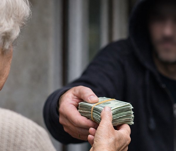 Seniorka oszukana na blisko milion zł