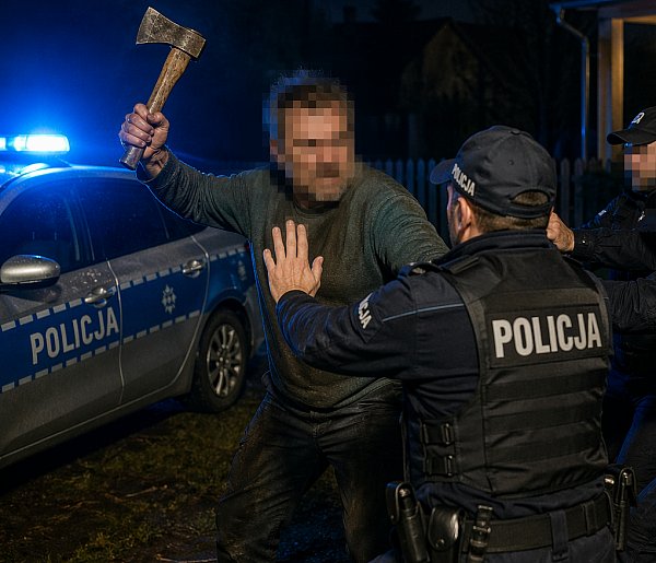 Rzucił się z siekierą na policjantów