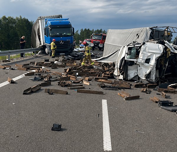 Zderzenie dwóch ciężarówek na S19