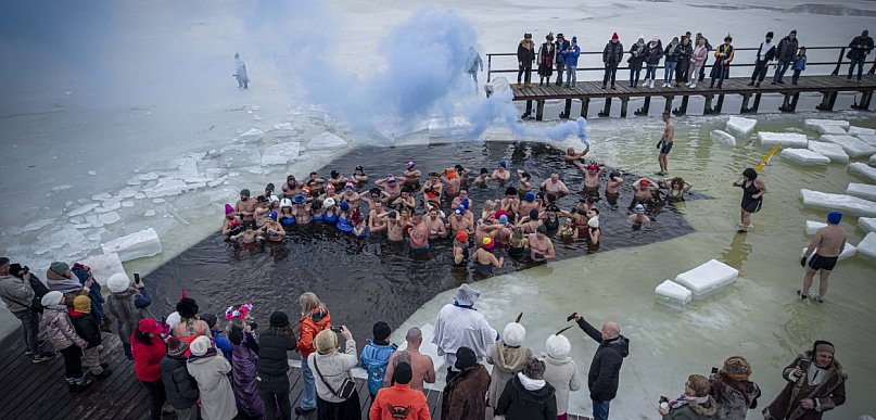 Dziesiątki osób weszły do lodowatej wody w Jarocinie