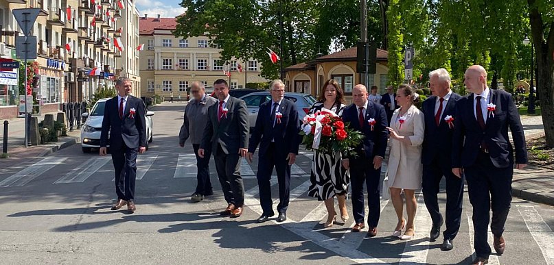 Urzędnicy chodzili po jezdni. Ukarani pouczeniem!