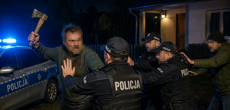 Rzucił się z siekierą na policjantów