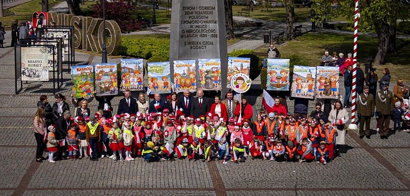 Przedszkolaki świętowały Dzień Flagi