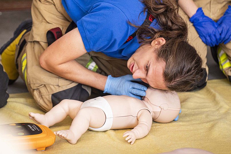 Ćwiczenia alarmowe w Krzeszowie – syreny, zadymienie i nauka przez zabawę