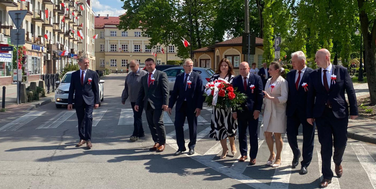 Urzędnicy chodzili po jezdni. Ukarani pouczeniem!