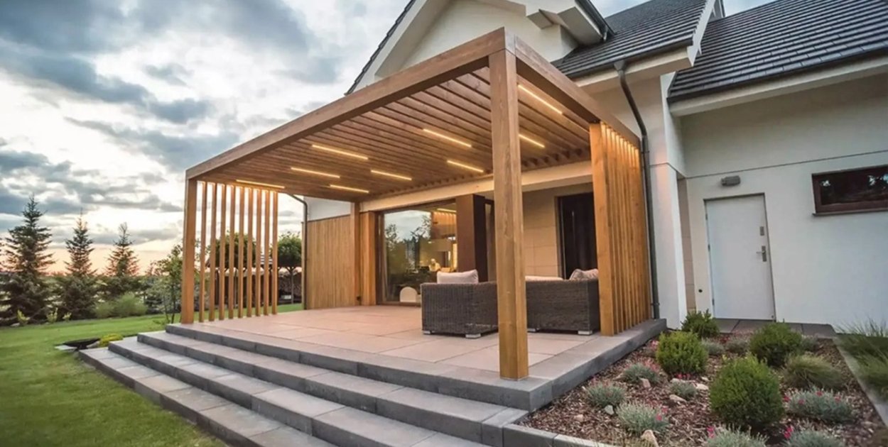 Jak stworzyć przytulną i wyjątkową przestrzeń wokół domu z wykorzystaniem drewna —