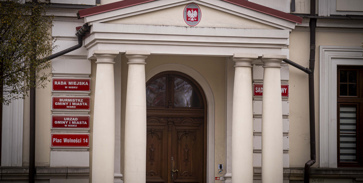 Urzędnik z Niska z zarzutami. Z urzędu wyprowadzony w kajdankach