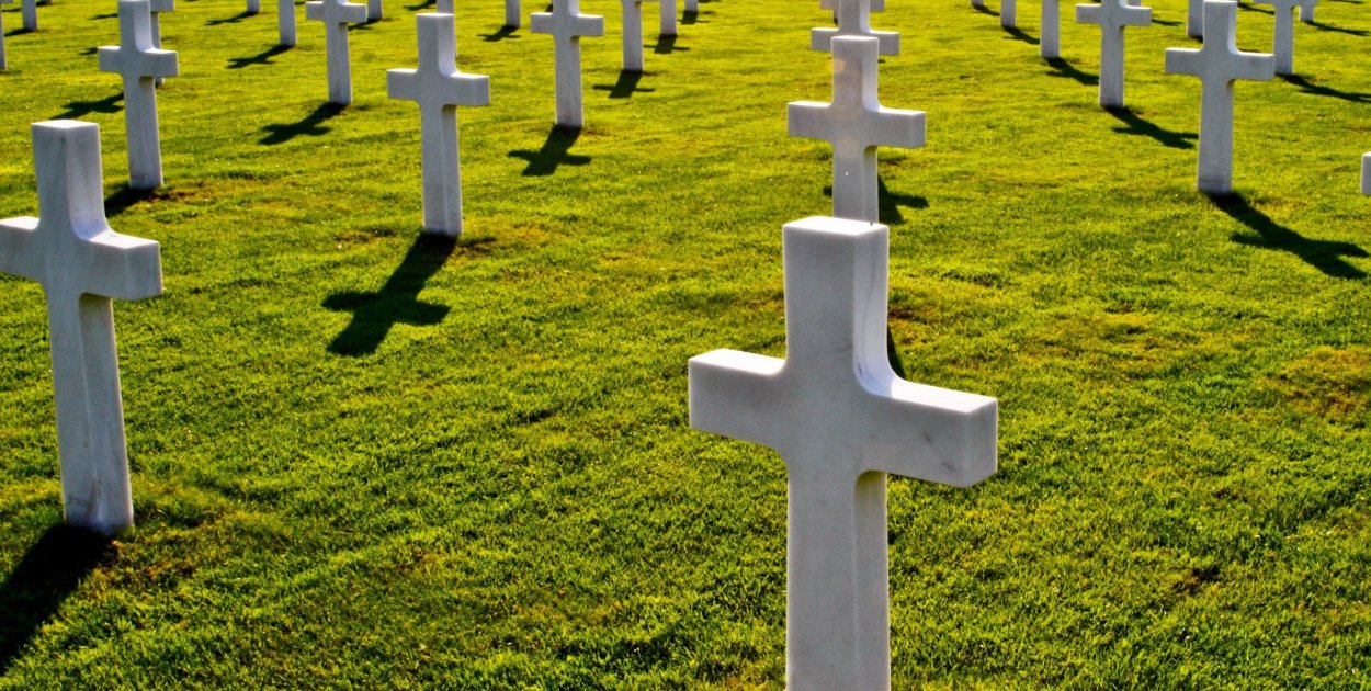 Sklep z akcesoriami na cmentarz do spójnej aranżacji miejsca pamięci