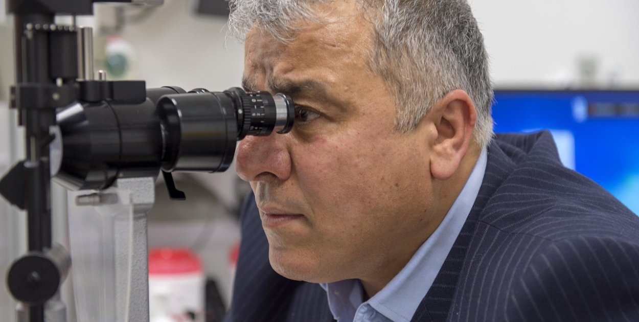 Pierwsze objawy zaćmy – kiedy zgłosić się do okulisty i nie przegapić momentu na l